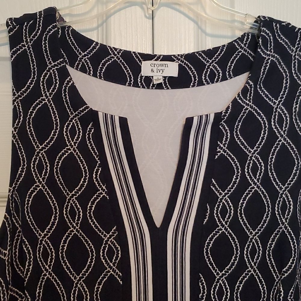 Crown & Ivy Women's Sleeveless Split Neck Printed Top Size Small - Picture 4 of 8